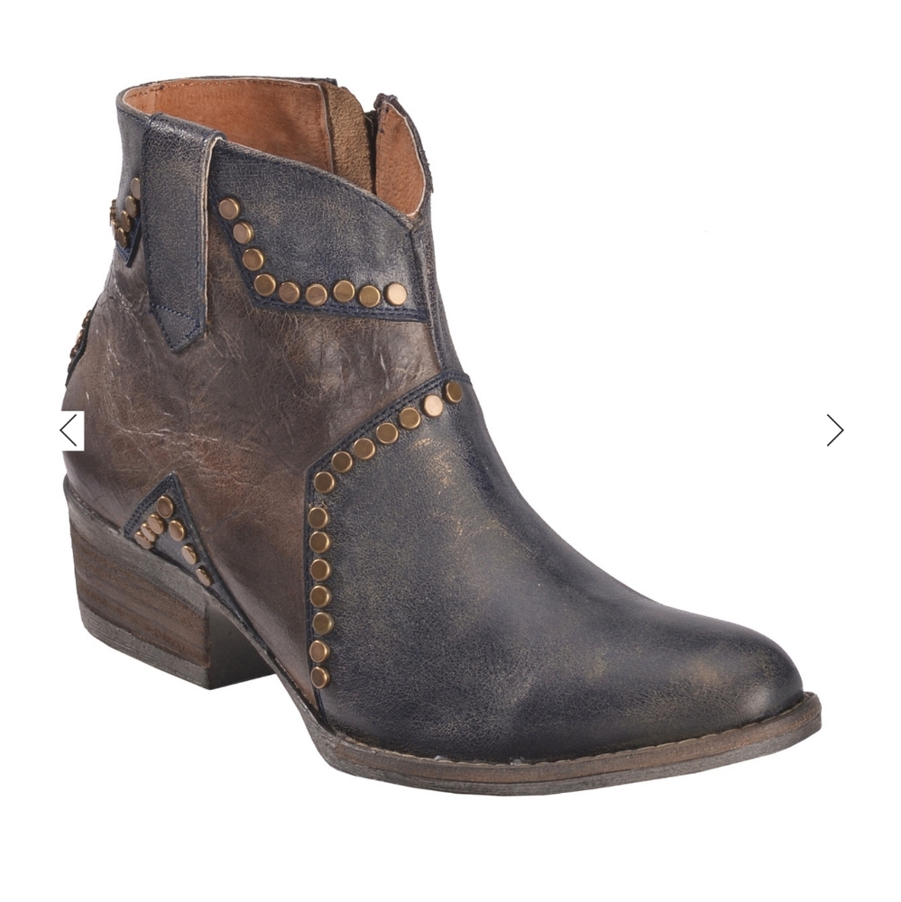 CIRCLE G WOMEN'S STUDDED STAR INLAY BOOTIES